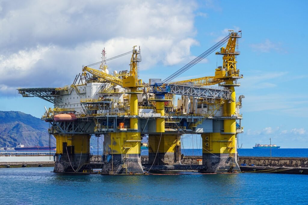 Profissional embarcada em plataforma de petróleo ilustrando o tema mulheres no offshore