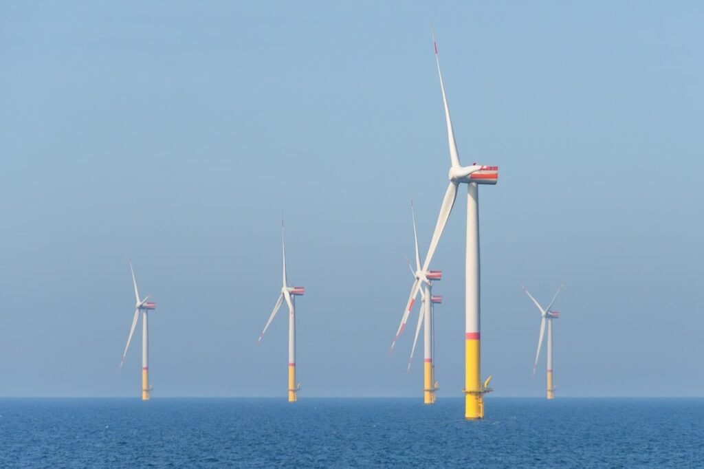 Parque eólico no mar e plataforma ao fundo, símbolo da transição energética offshore