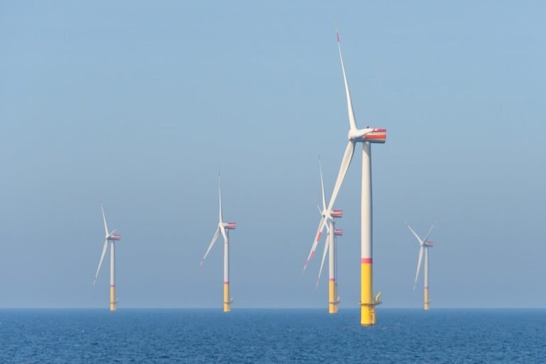 Parque eólico no mar e plataforma ao fundo, símbolo da transição energética offshore