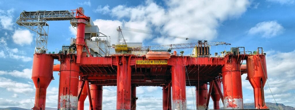 Técnico de segurança offshore inspecionando o convés de uma plataforma de petróleo ao amanhecer