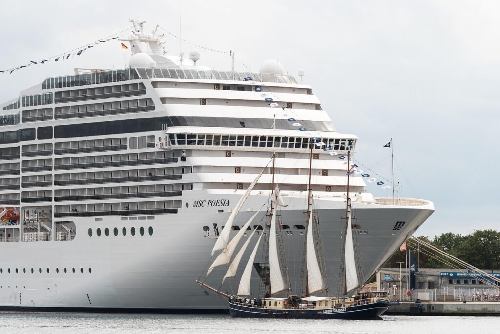 Tripulante trabalhando a bordo de um dos navios de cruzeiro, nos bastidores da operação