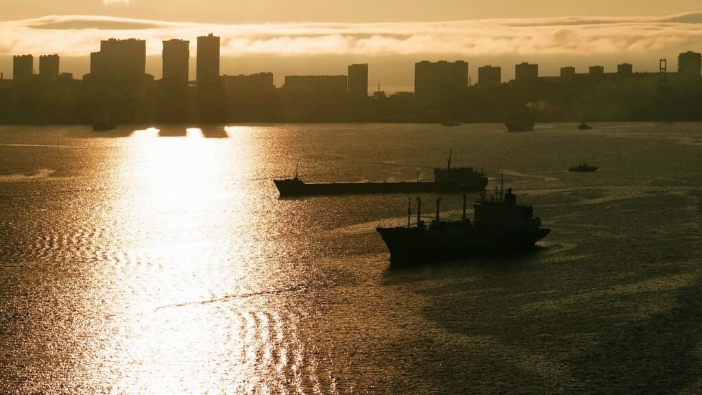 Navios de cruzeiro: grande navio de passageiros navegando em mar calmo ao entardecer