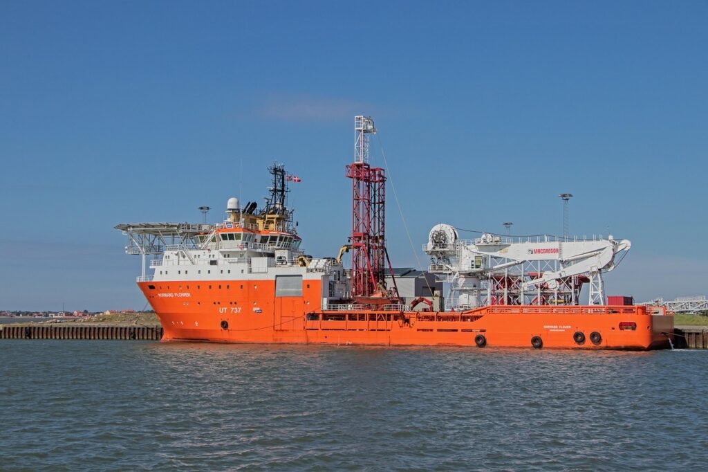 Barco de apoio entregando carga a uma plataforma, exemplo de logística offshore em alto-mar