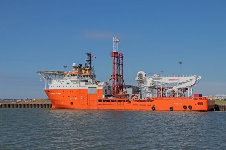Barco de apoio entregando carga a uma plataforma, exemplo de logística offshore em alto-mar