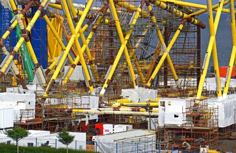 Plataforma de petróleo ao amanhecer, cenário comum de vagas offshore