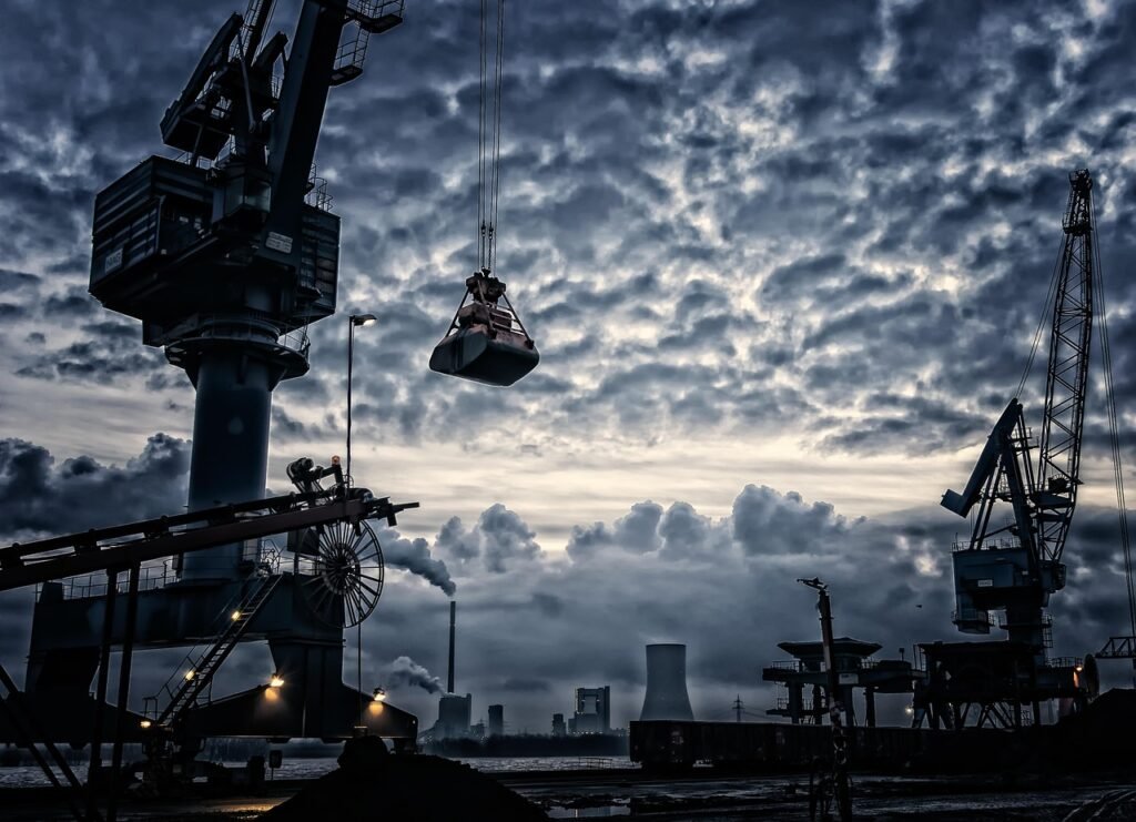 Contêineres e cestas de carga no convés de uma plataforma, parte essencial da logística offshore