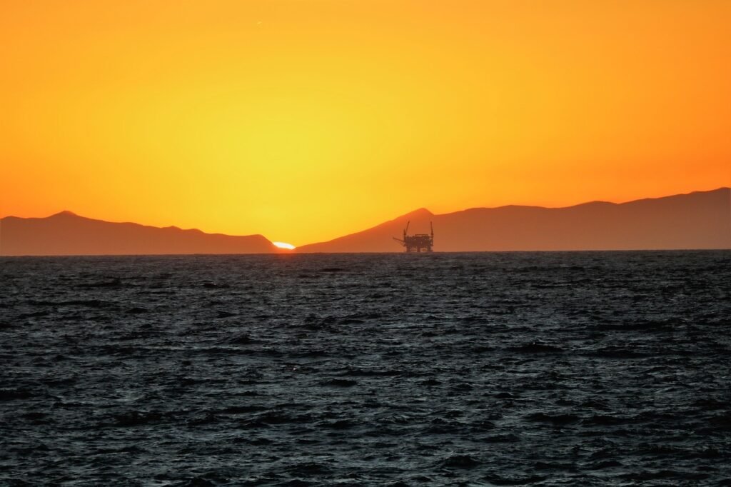 Plataforma offshore ao entardecer, cenário da rotina da família de embarcado