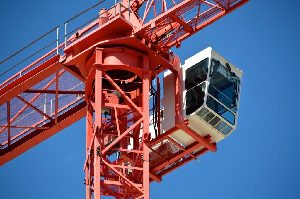 Cabine de um operador de guindaste offshore com alavancas e vista para o convés