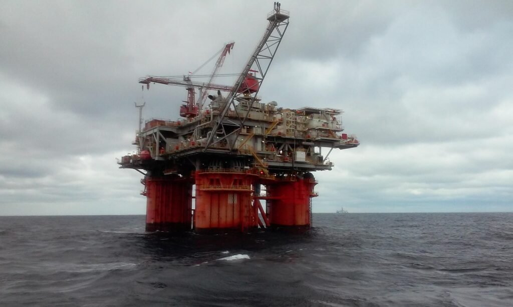 Plataforma de petróleo em alto-mar, ilustrando o debate sobre risco grave e iminente na ANP