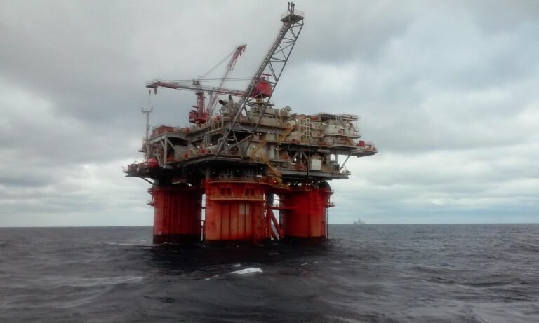 Plataforma de petróleo em alto-mar, ilustrando o debate sobre risco grave e iminente na ANP