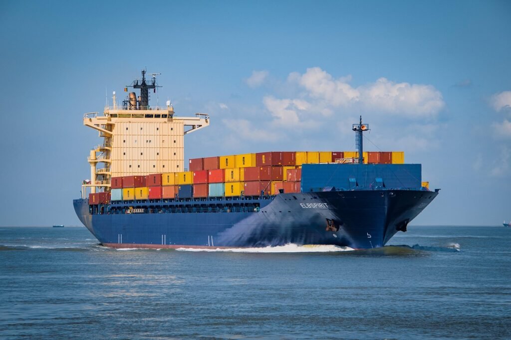 Mulher trabalhando no convés de embarcação de apoio, retrato de mulheres no offshore